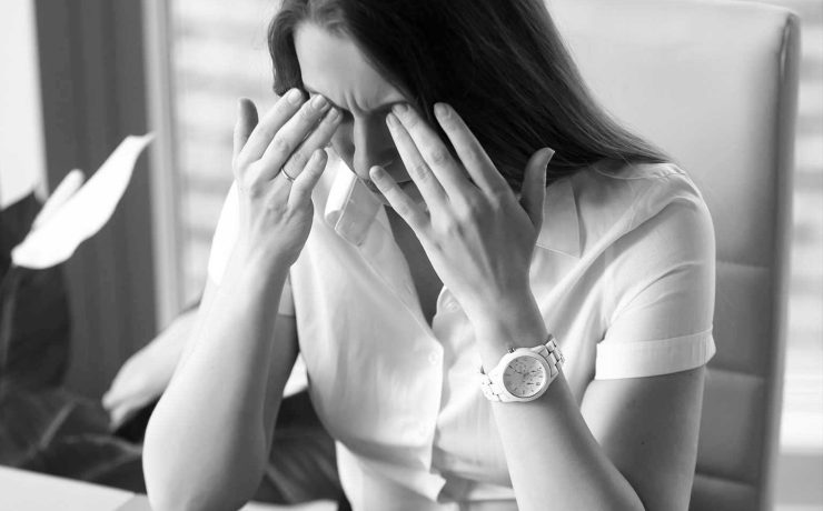 persona sentada tocándose la frente