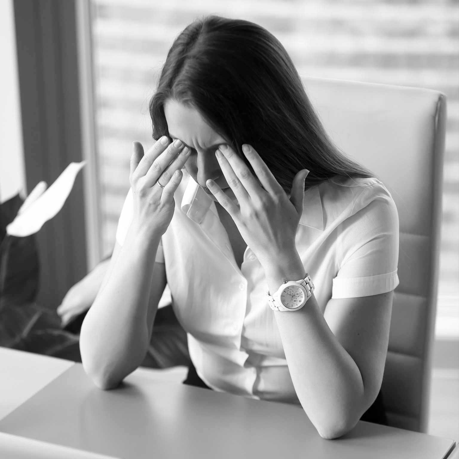 persona sentada tocándose la frente