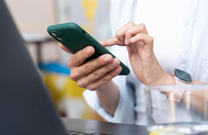 Persona utilizando el celular